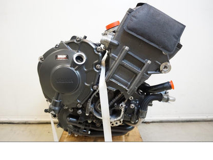 Snett uppifrån på Motor från en Yamaha MT-10 -2022 motorcykel.