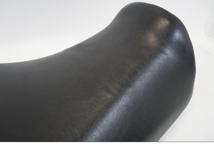 Höger sida på Sadel från en Honda CB 750 -2002 motorcykel.