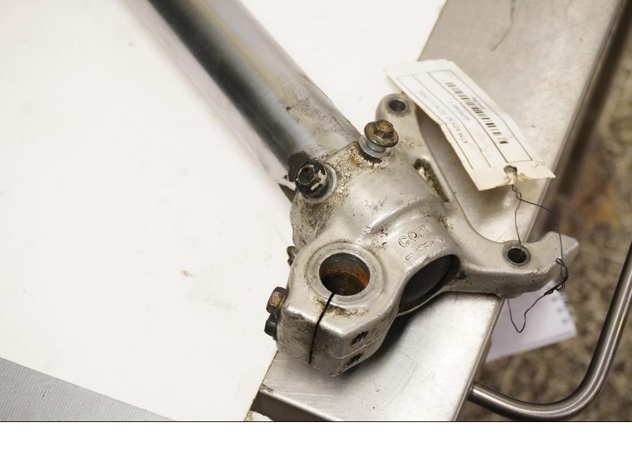 Baksidan på Gaffelben från en KTM 625 SC SM -2002 motorcykel.