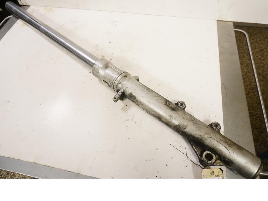 Framsidan på Gaffelben från en Suzuki DR 750 S -1988 motorcykel.