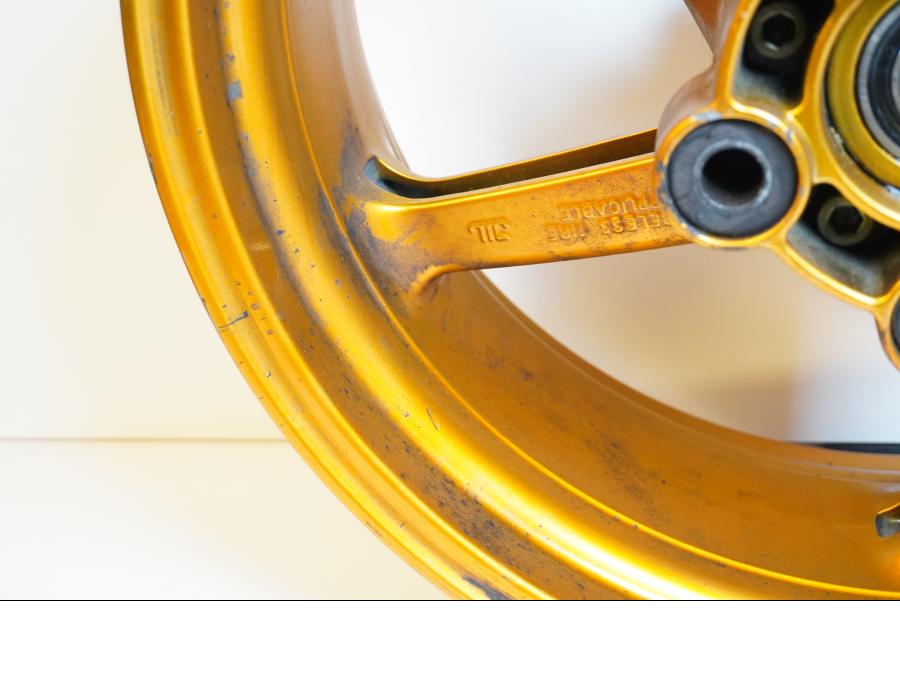 Extrabild4 på Fälg från en Aprilia SL 1000 Falco -2000 motorcykel.