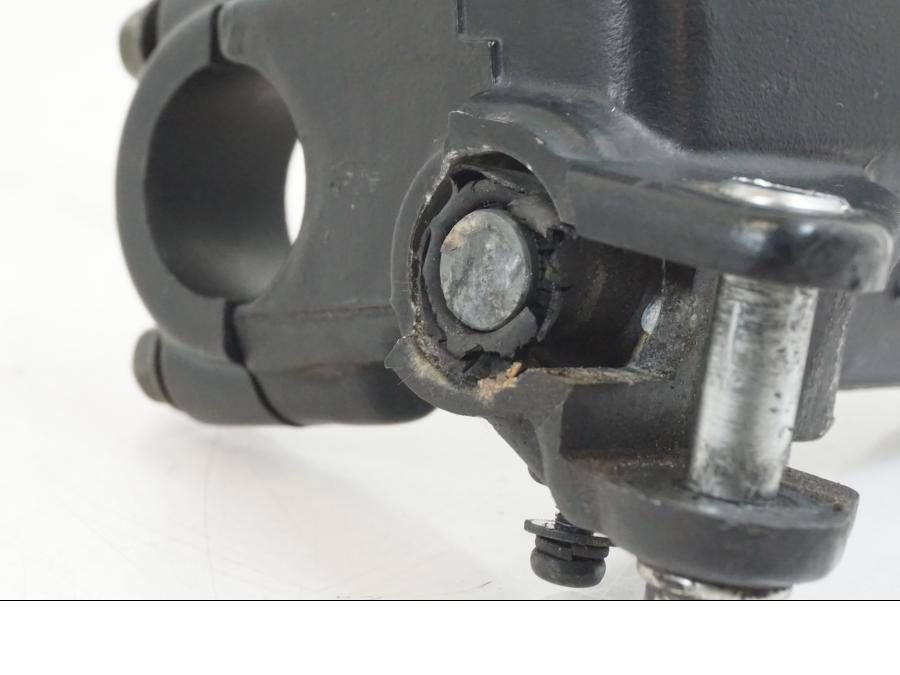 Vänster sida på Bromshuvudcylinder från en Honda VFR 800 -2003 motorcykel.