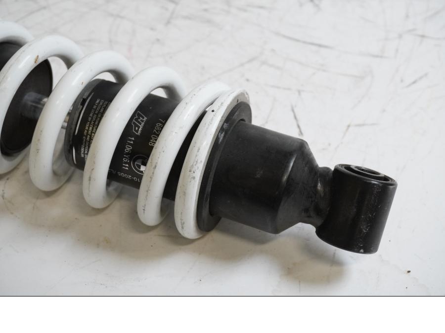 Baksidan på Stötdämpare från en BMW K 1200 R -2006 motorcykel.