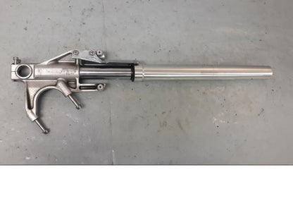 Höger sida på Gaffelben från en Suzuki VZ 1600 -2005 motorcykel.