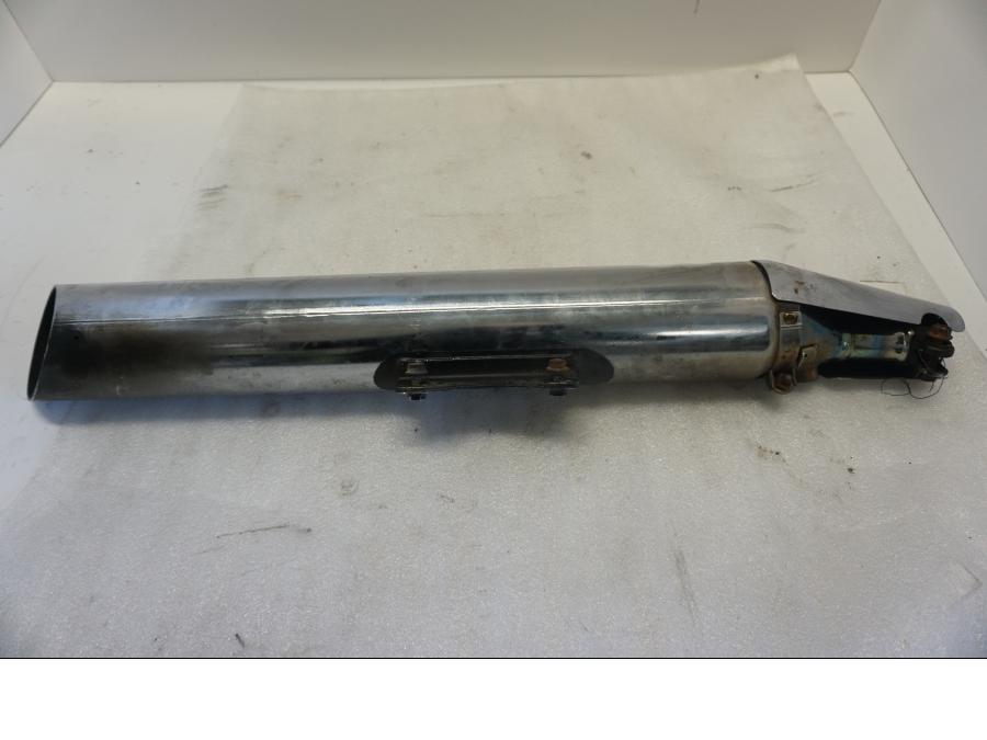 Vänster sida på Ljuddämpare från en Suzuki VL 800 -2004 motorcykel.
