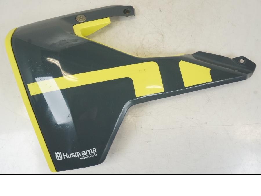 Framsidan på Kylarvinge från en Husqvarna 701 Supermoto -2020 motorcykel.