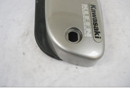 Snett nerifrån på Sidopanel från en Kawasaki VN 1500 -2003 motorcykel.