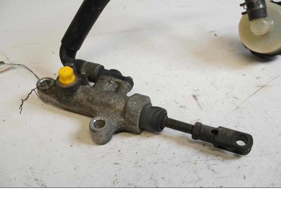 Höger sida på Bromshuvudcylinder från en Yamaha FZR 1000 -1993 motorcykel.