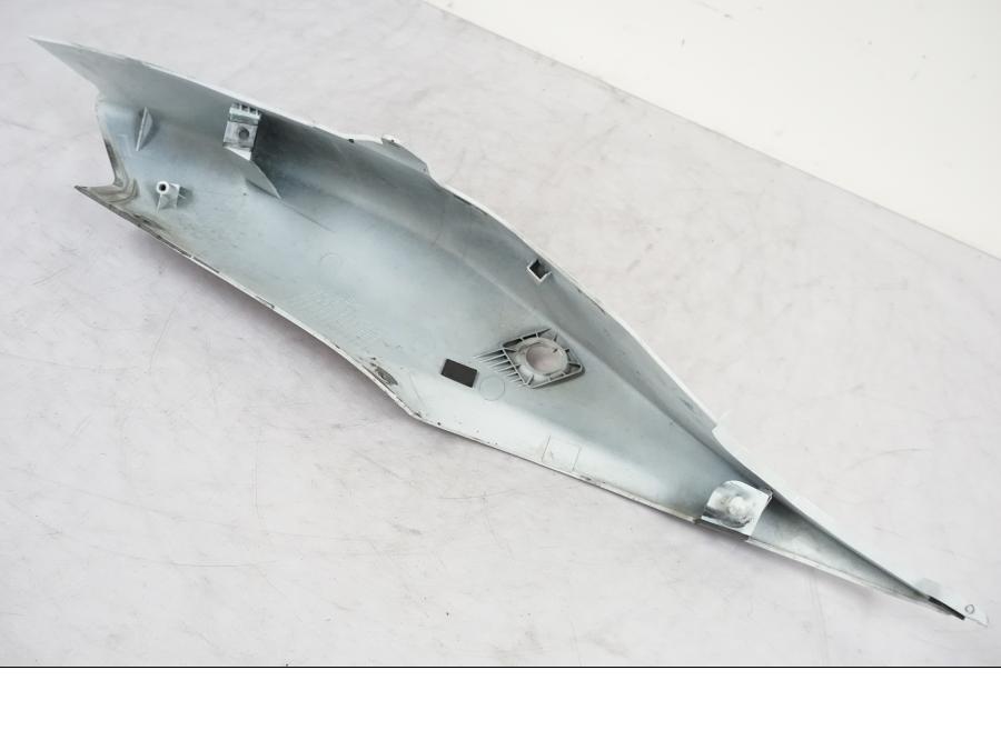 Snett nerifrån på Bakvinge från en Suzuki GSX-R 750 -2006 motorcykel.