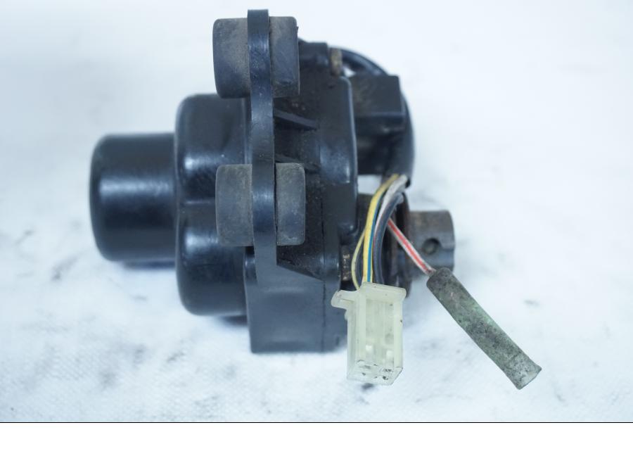 Vänster sida på Avgasspjällmotor från en Yamaha YZF 1000 R -1997 motorcykel.