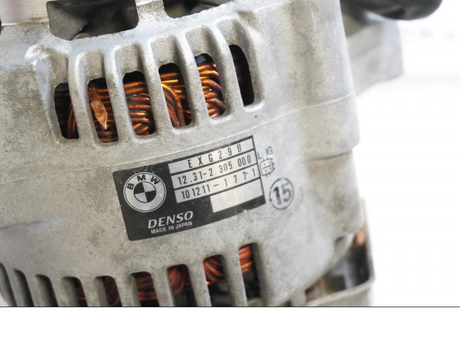 Höger sida på Generator från en BMW K 1200 S -2006 motorcykel.