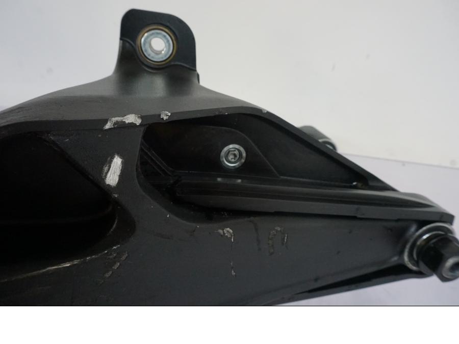 Extrabild3 på Sving från en KTM 1290 Super Duke R -2023 motorcykel.