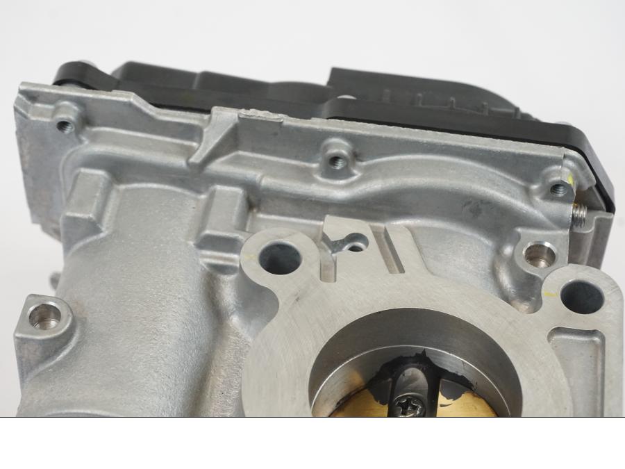 Extrabild1 på Spjällhus från en Triumph Trident -2021 motorcykel.