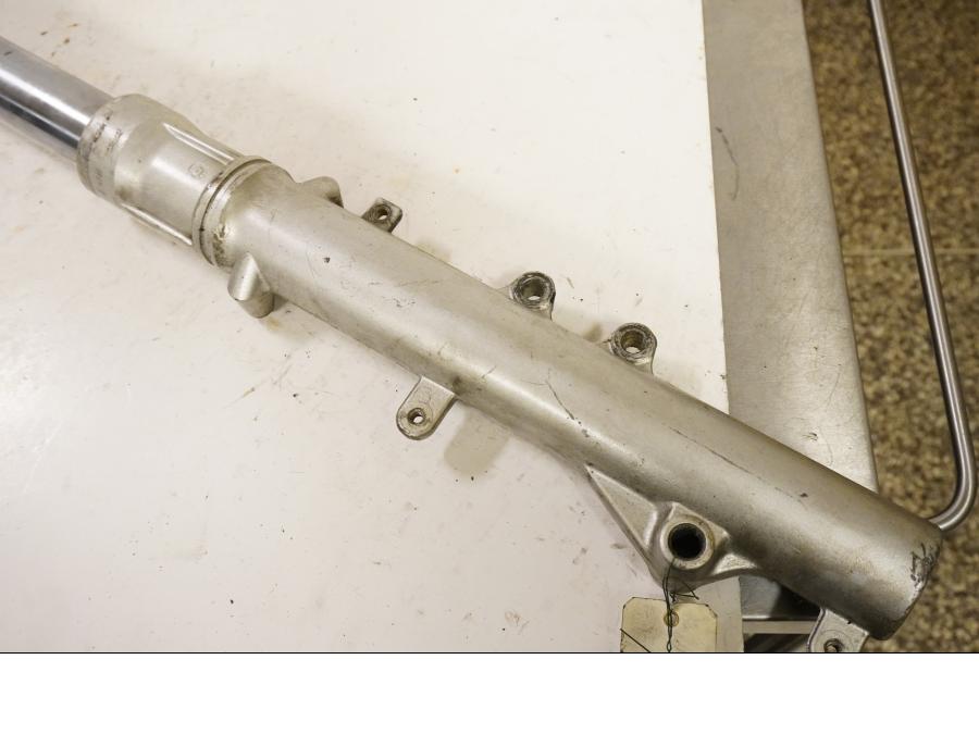 Baksidan på Gaffelben från en Suzuki DR 800 S -1993 motorcykel.