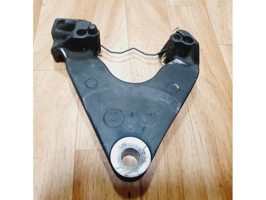 Framsidan på Bromsoksfäste från en H-D Softail Custom FXSTC -1987 motorcykel.