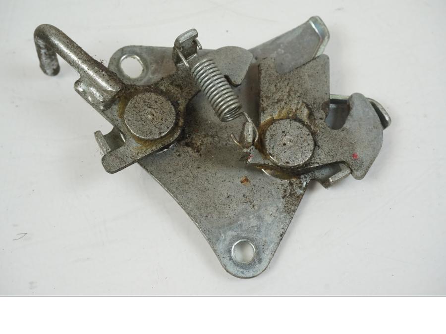 Baksidan på Sadellåsmekanism från en Honda CBR 125 R -2006 motorcykel.