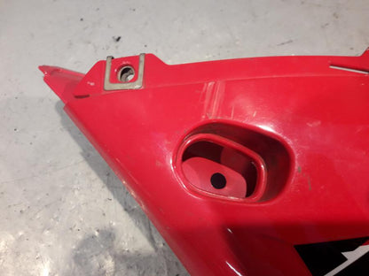 Snett nerifrån på Sidkåpa från en Yamaha YZF 1000 R1 -1998 motorcykel.