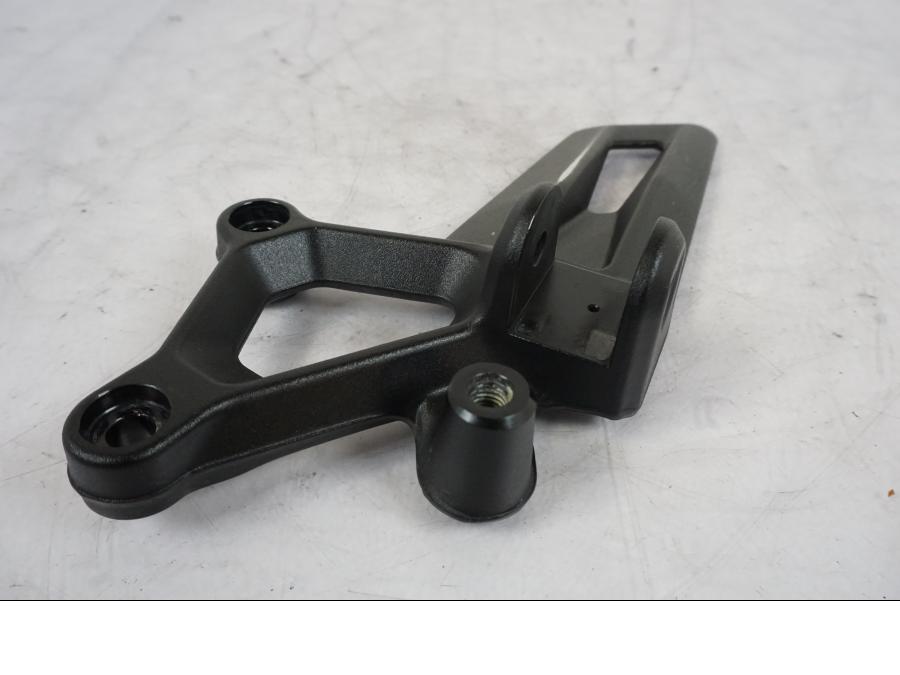 Baksidan på Fotpinnefäste från en KTM 1290 Super Duke -2019 motorcykel.