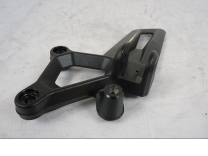 Baksidan på Fotpinnefäste från en KTM 1290 Super Duke -2019 motorcykel.