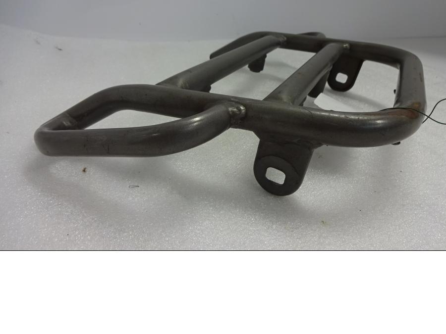 Vänster sida på Pakethållare från en Suzuki DR 650 -1993 motorcykel.