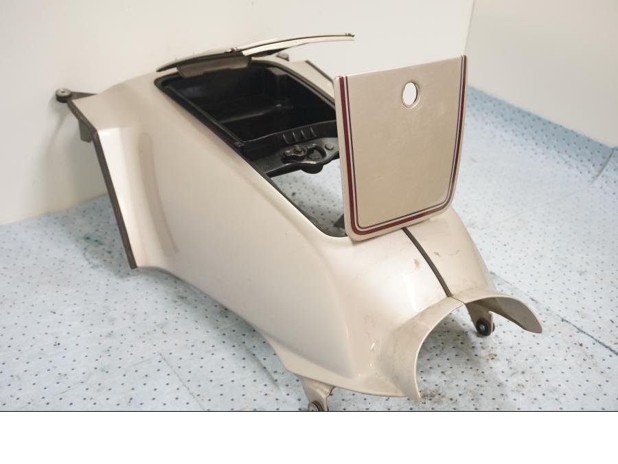 Vänster sida på Bensintankskåpa från en Honda GL 1200 -1987 motorcykel.