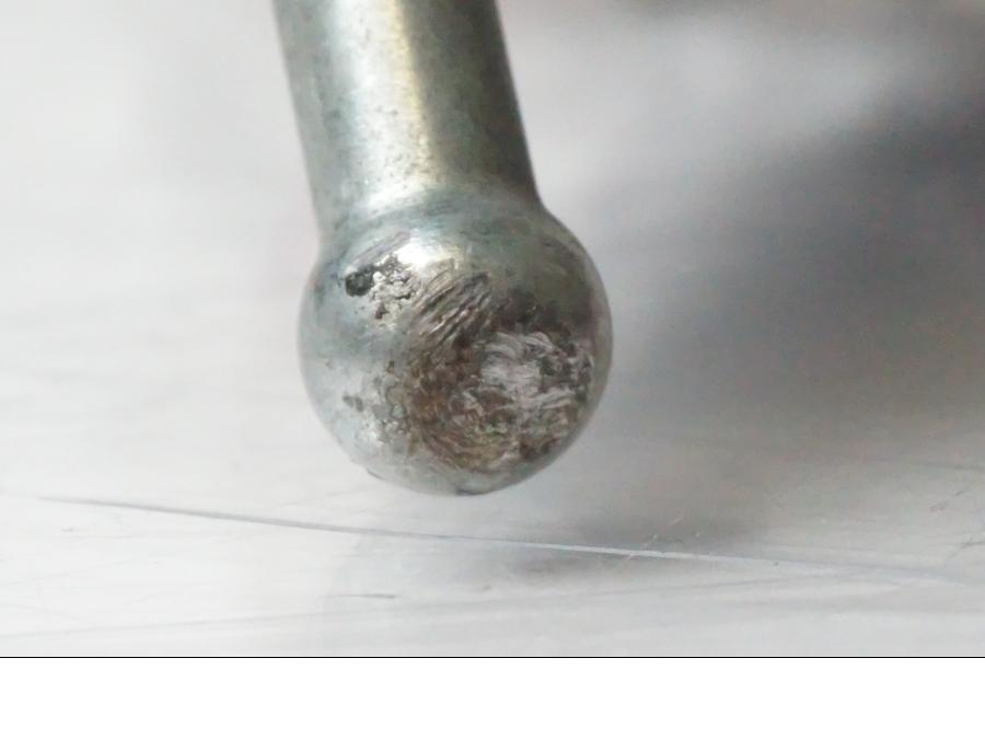 Snett uppifrån på <p>Fotpinne höger fram från Kawasaki ZZR 1400 2013.</p>

<p>Skrapmärken och repor finns se bilder.</p> motorcykel.