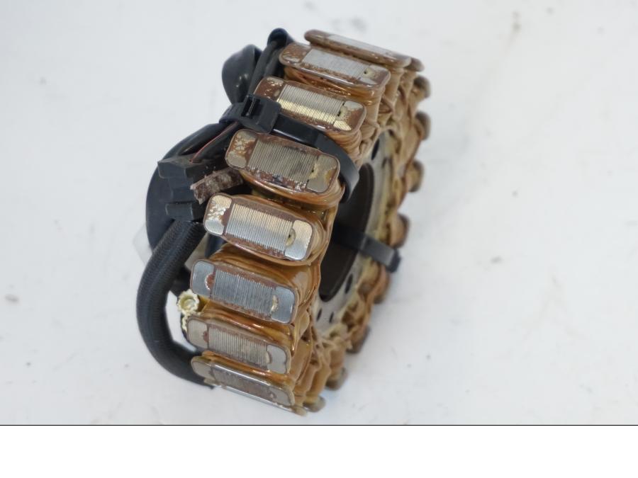 Extrabild1 på Generator från en Kawasaki ZR-7 -2001 motorcykel.