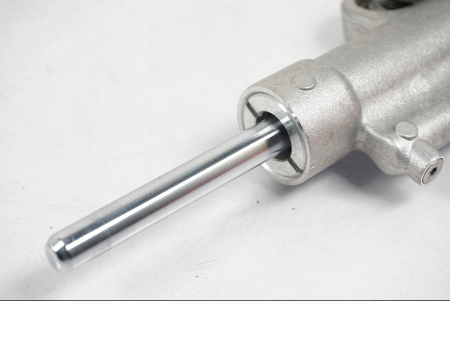 Baksidan på Styrdämpare från en Yamaha YZF 1000 R1 -2007 motorcykel.