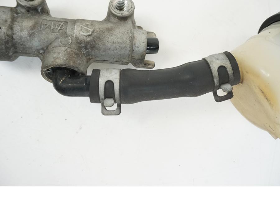 Höger sida på Bromshuvudcylinder från en Kawasaki VN 1500 Mean Streak -2002 motorcykel.