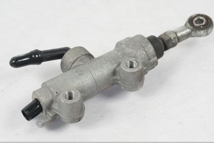 Snett nerifrån på Bromshuvudcylinder från en Kawasaki ZX-6R -2005 motorcykel.