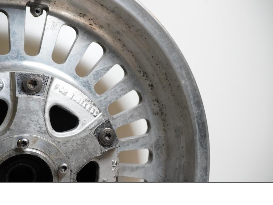 Extrabild3 på Fälg från en Triumph Rocket III -2011 motorcykel.