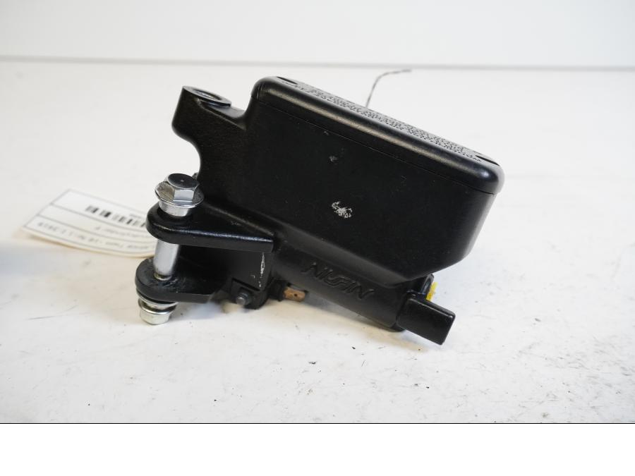 Baksidan på Bromshuvudcylinder från en Honda CRF 1000 Africa Twin -2016 motorcykel.