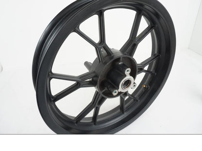 Baksidan på <p>Fälg bak till GENERISK 50 2T 2009 i bra skick, har små repor, se bilder</p> motorcykel.