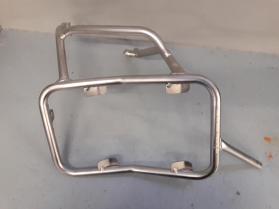 Framsidan på Sidoväskhållare från en BMW F 800 GS -2012 motorcykel.