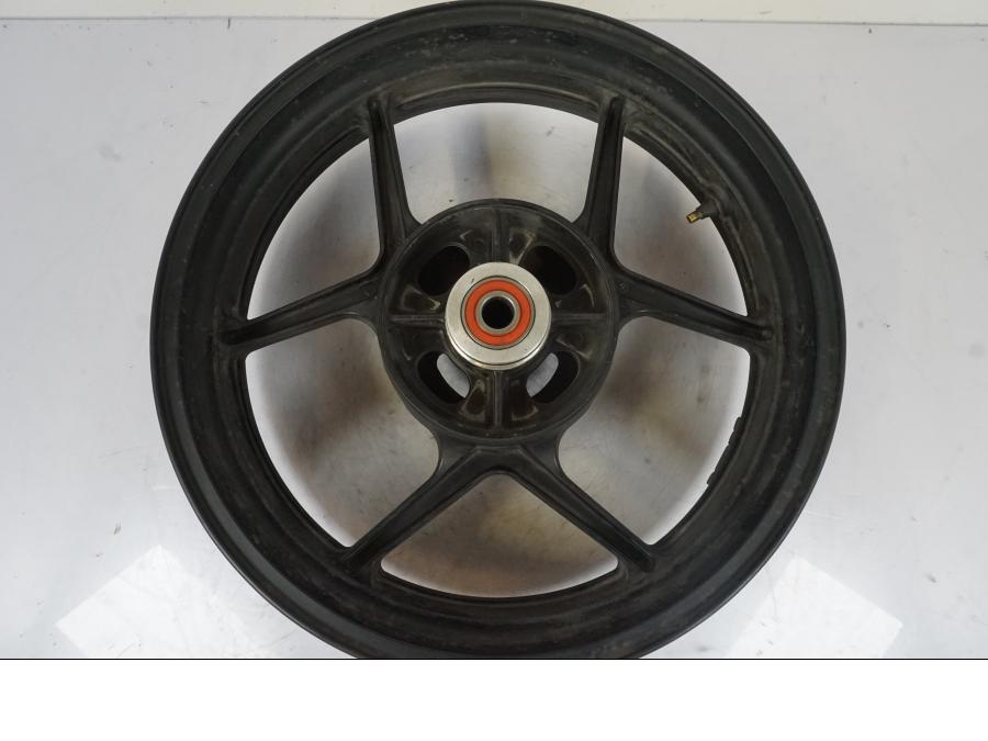 Snett nerifrån på Fälg från en Kawasaki ER-6N -2008 motorcykel.