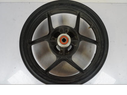 Snett nerifrån på Fälg från en Kawasaki ER-6N -2008 motorcykel.