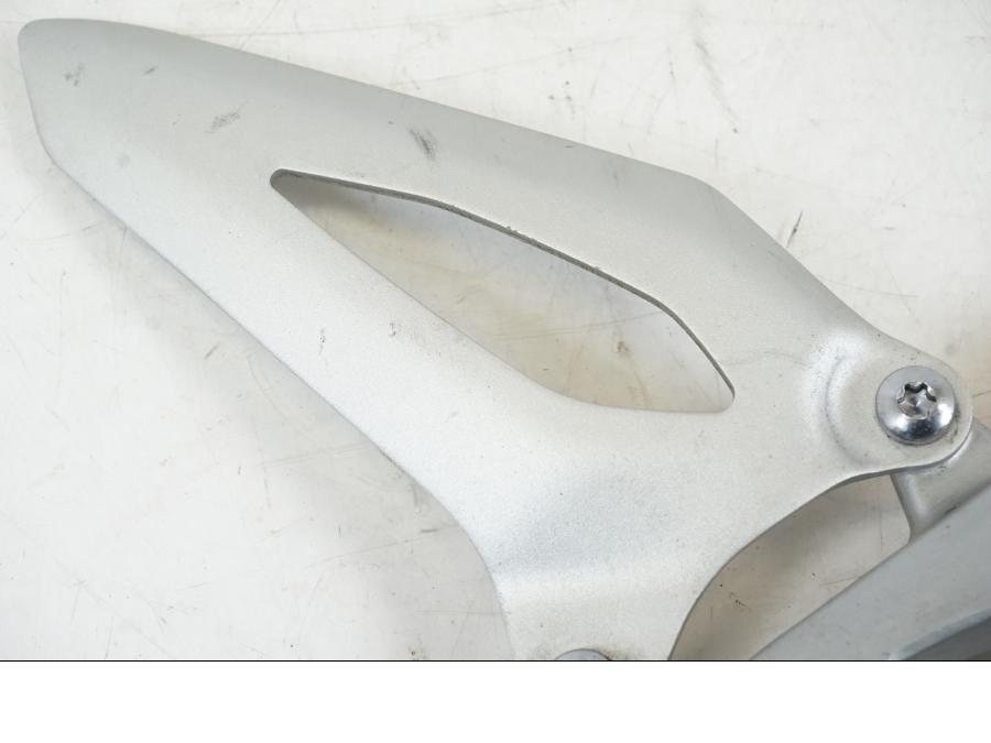 Höger sida på Fotpinnefäste från en Triumph Speed Triple -2021 motorcykel.