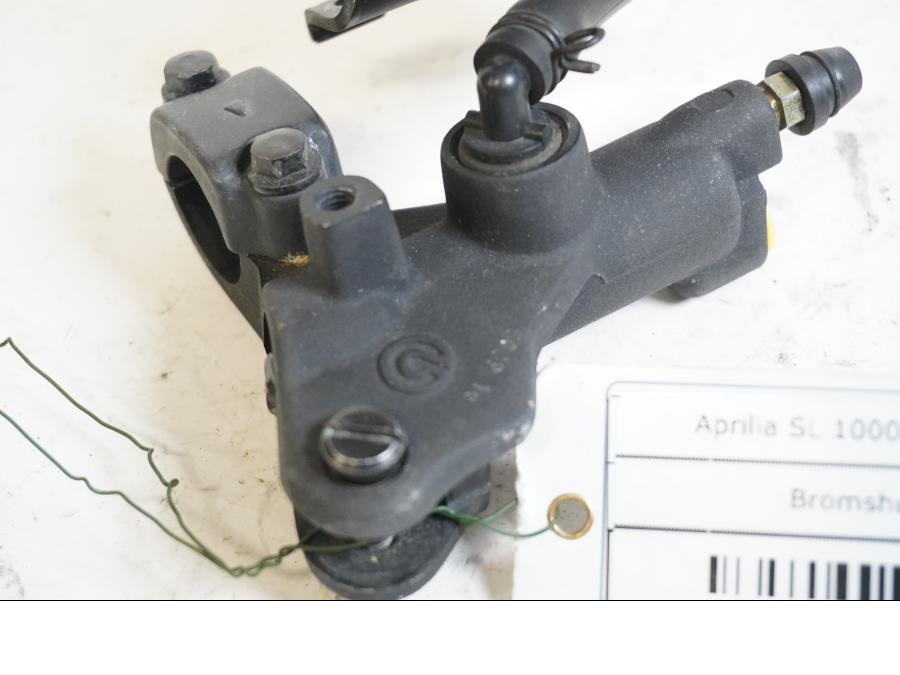 Höger sida på Bromshuvudcylinder från en Aprilia SL 1000 Falco -2000 motorcykel.