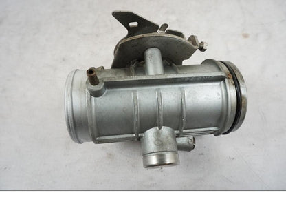 Snett uppifrån på Spjällhus från en BMW R 850 R -2004 motorcykel.