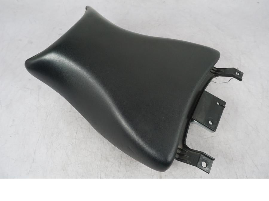 Framsidan på Sadel från en Suzuki GSF 1250 -2010 motorcykel.