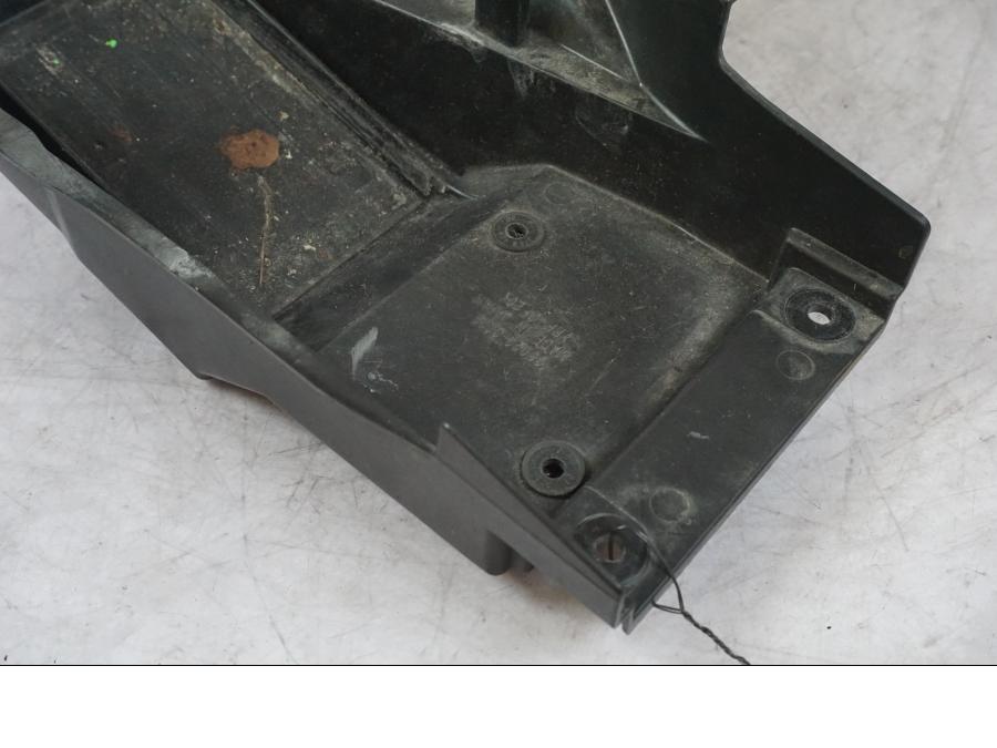 Baksidan på Batterihållare från en Kawasaki ZX-6R -2006 motorcykel.