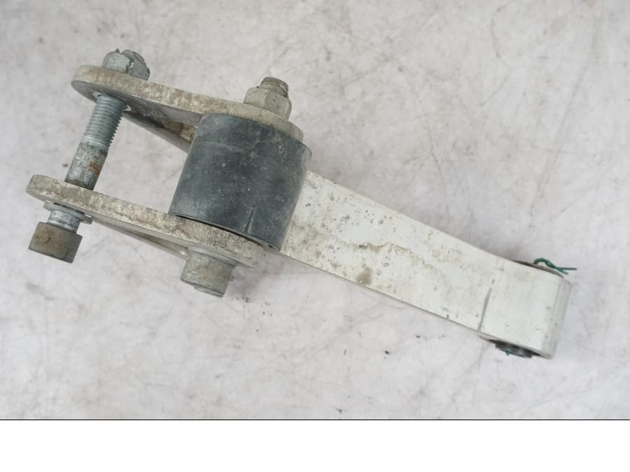 Snett nerifrån på Stötdämparlänkage från en BMW K 1600 GTL -2015 motorcykel.