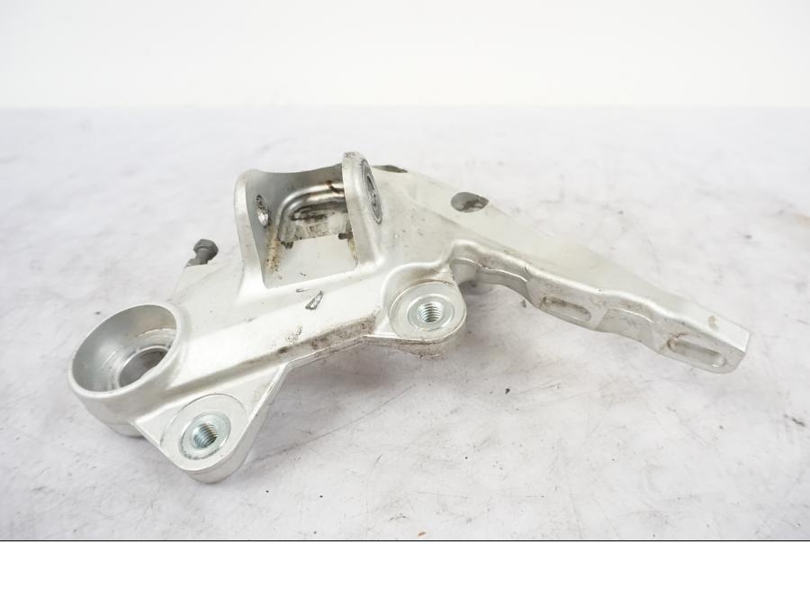 Baksidan på Fotpinnefäste från en KTM 690 SMCR -2016 motorcykel.