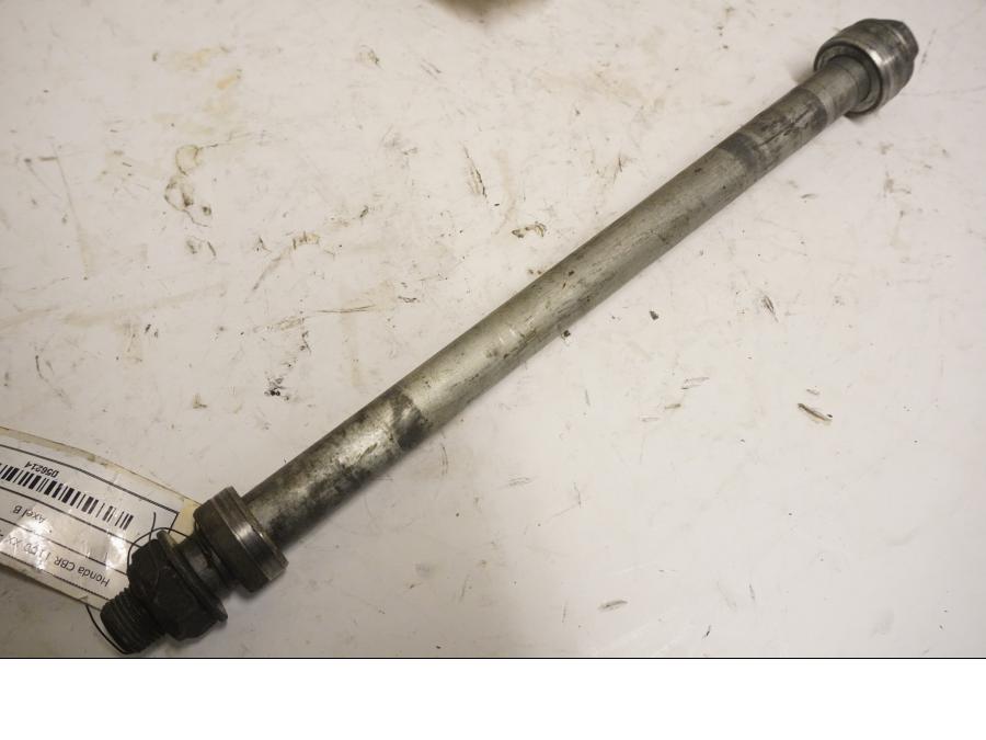 Framsidan på Axel från en Honda CBR 1100 XX -1998 motorcykel.