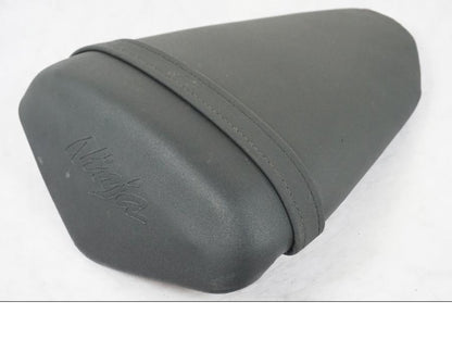 Framsidan på Sadel från en Kawasaki ZX-6R -2011 motorcykel.