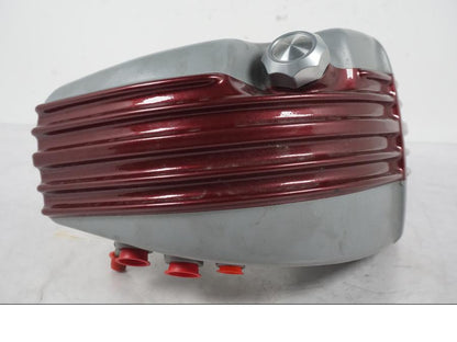 Baksidan på Oljetank från en H-D Softail FXCW Rocker -2008 motorcykel.