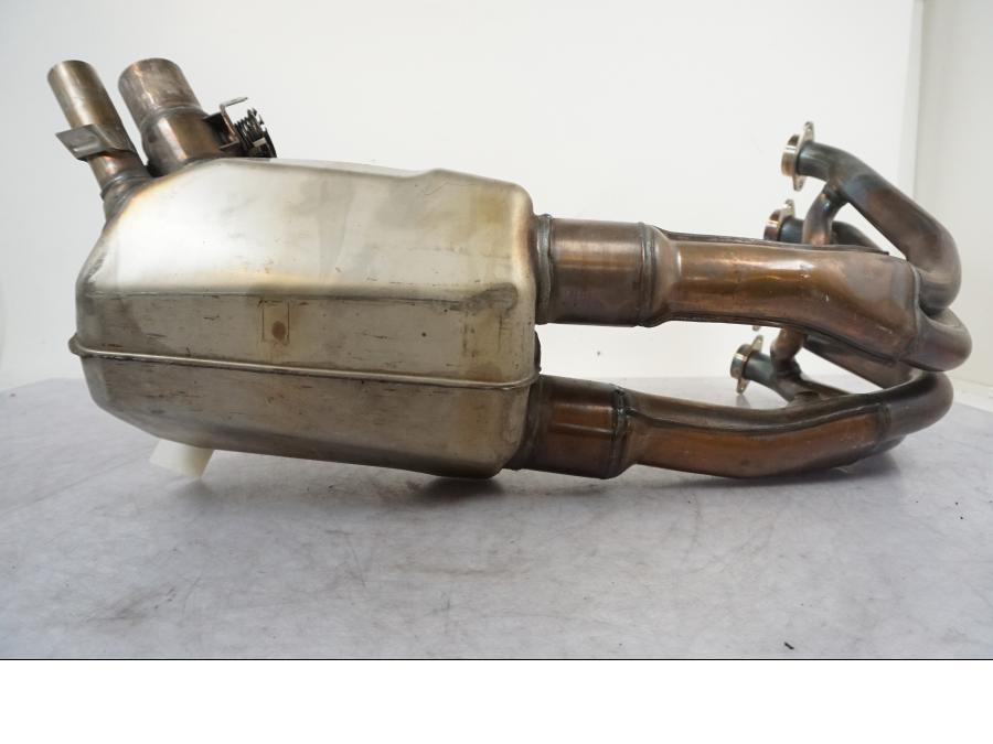 Vänster sida på Grenrör från en BMW S 1000 XR -2019 motorcykel.