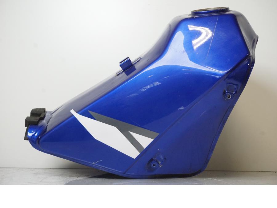 Snett nerifrån på Bensintank från en Yamaha DT 125 -2006 motorcykel.