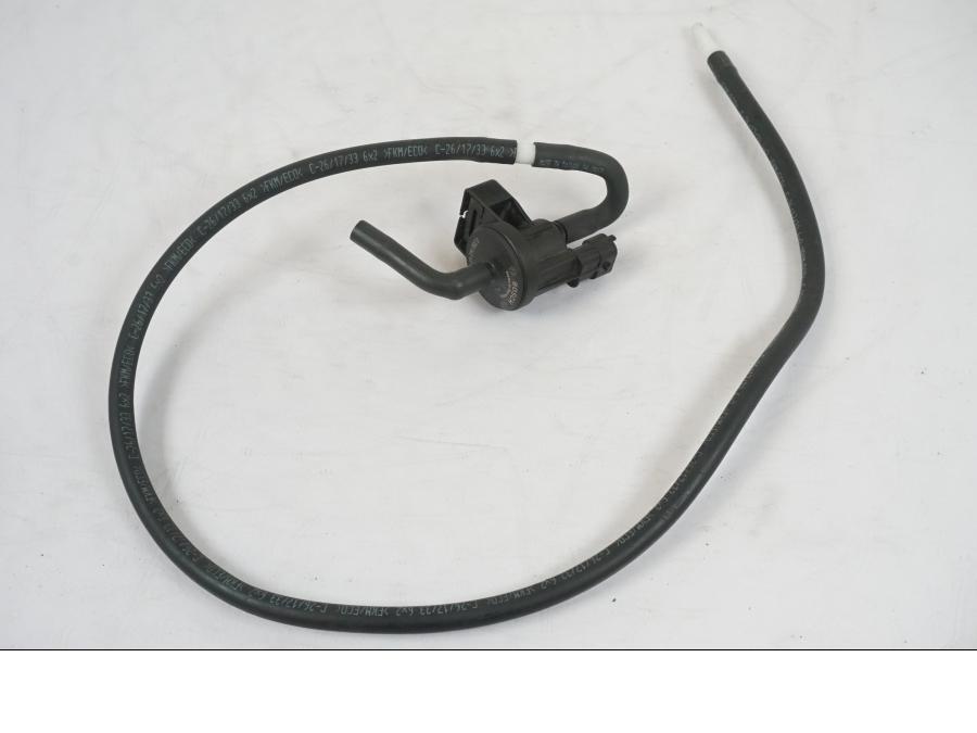 Framsidan på Fuel Evap System från en KTM 1290 Super Duke R -2018 motorcykel.