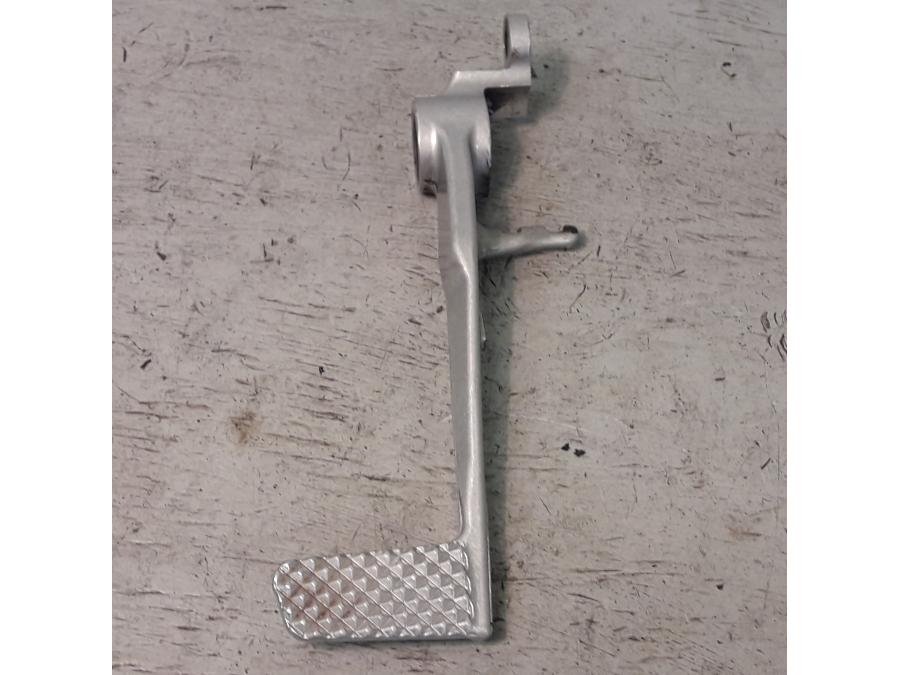 Baksidan på Bromspedal från en Yamaha YZF R6 -2006 motorcykel.